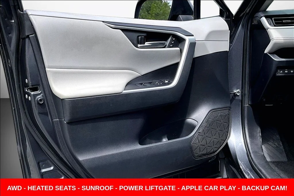 Used 2020 Gray Toyota XLE Premium image 19