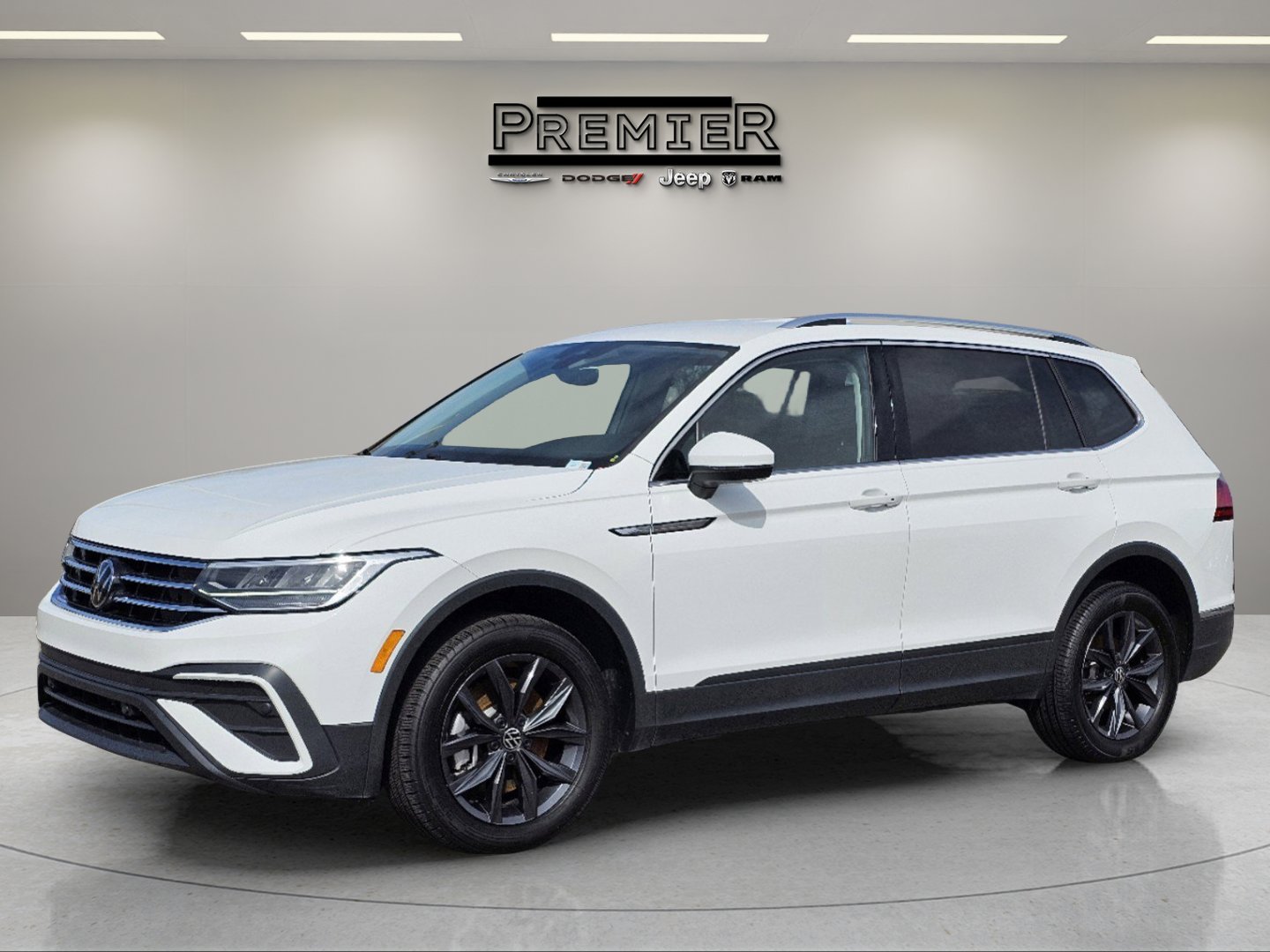 Used 2024 Pure White Volkswagen SE image 1