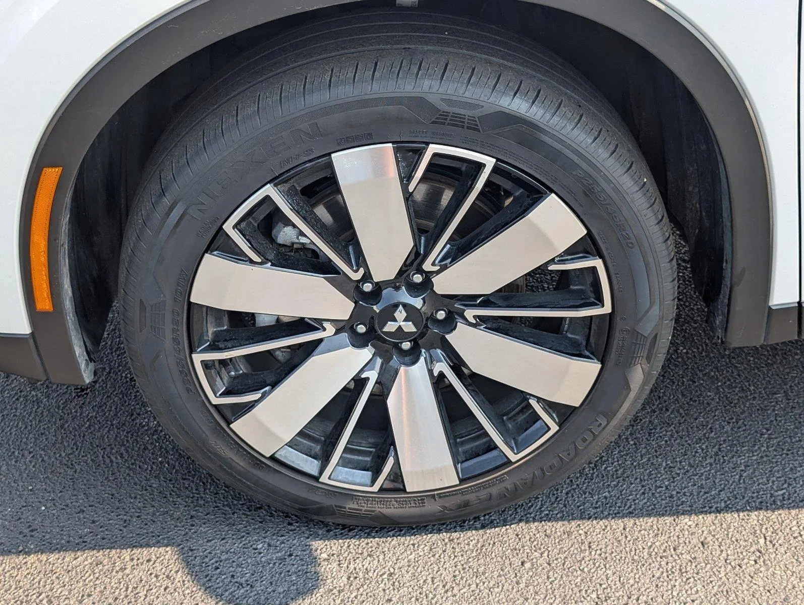 Used 2025 White Diamond Mitsubishi SE image 11