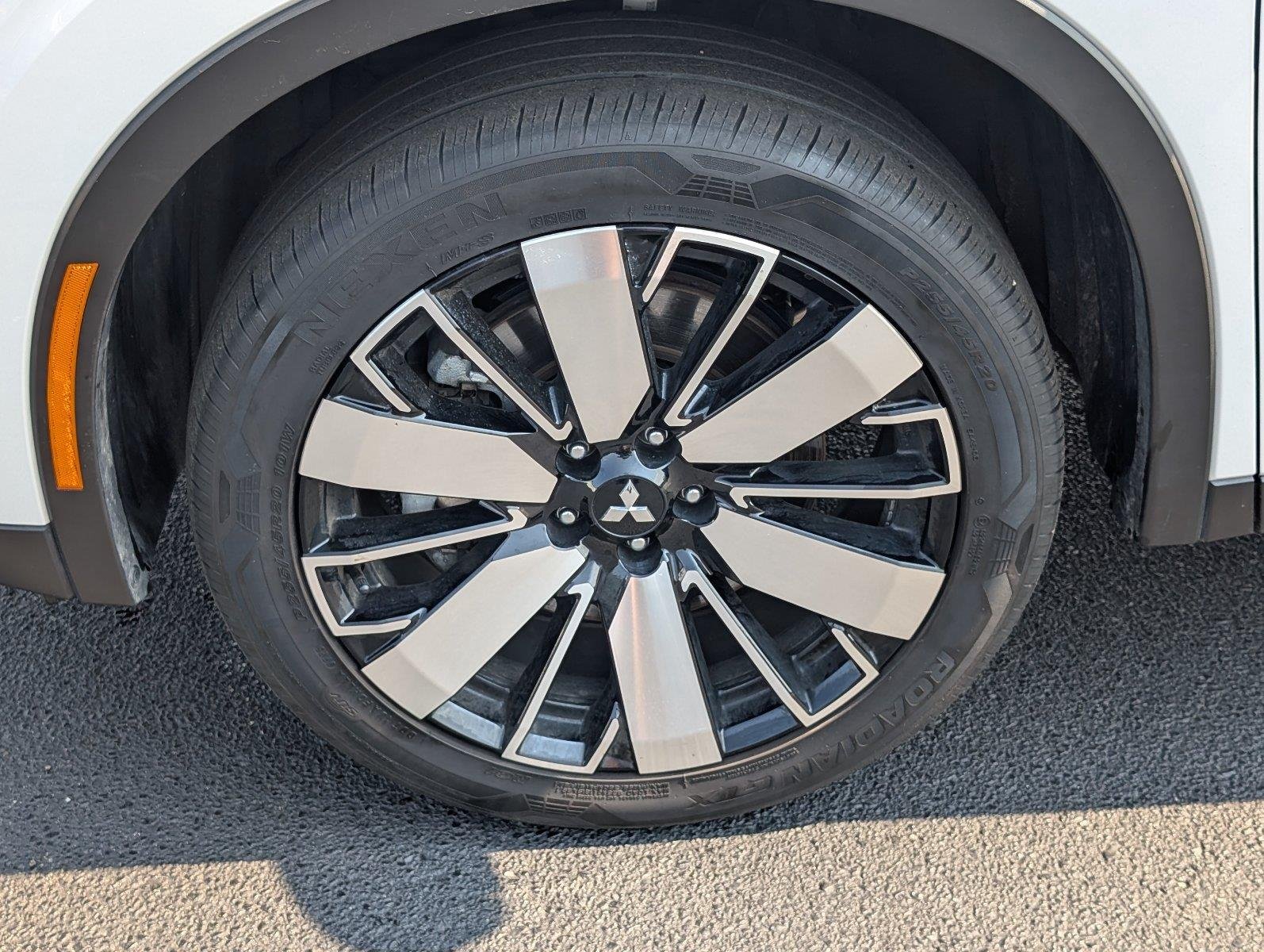 Used 2025 White Diamond Mitsubishi SE image 11