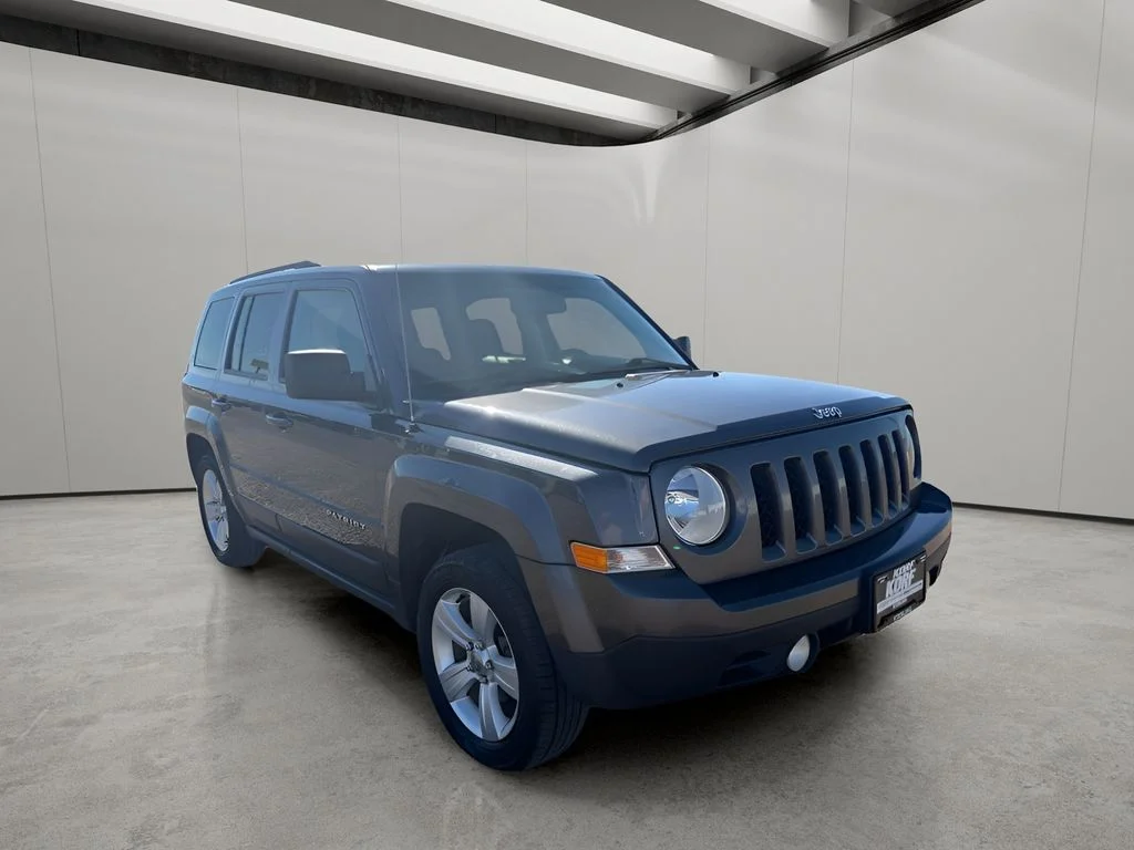 Used 2015 Granite Crystal Metallic Clearcoat Jeep Latitude image 7