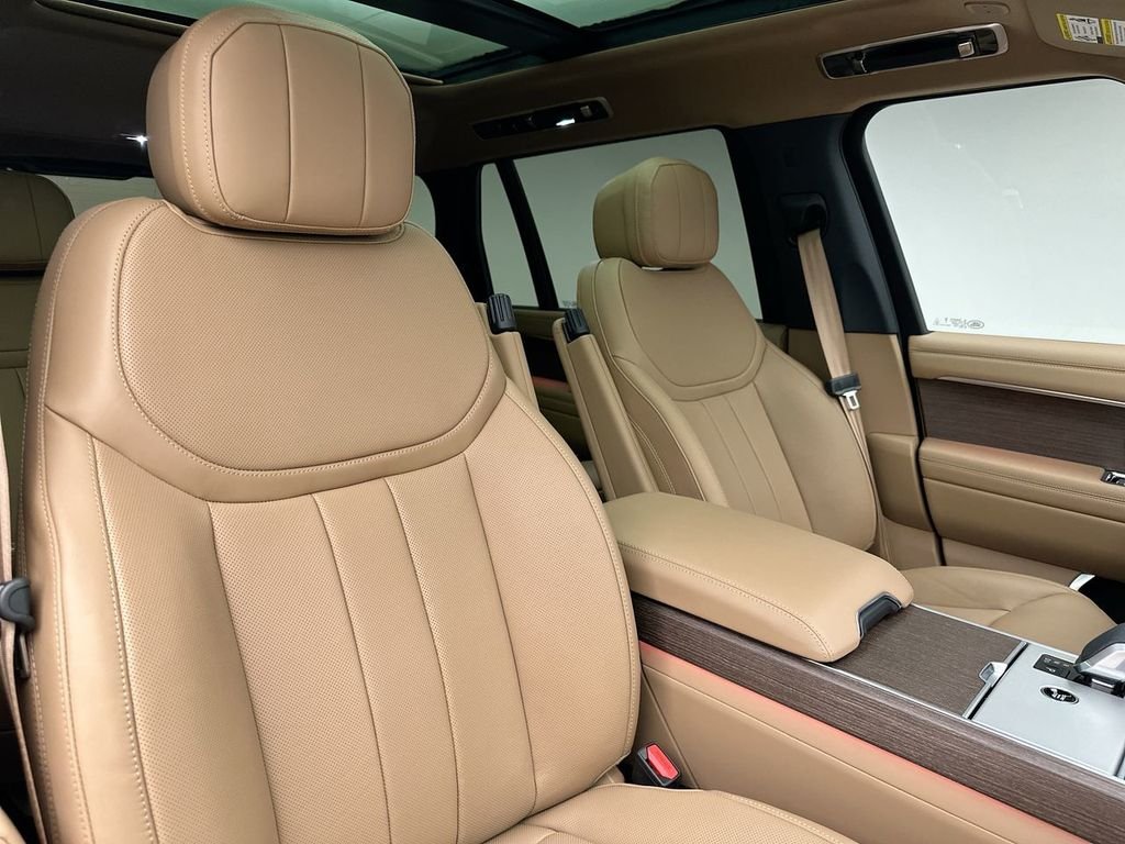 New 2026 Eiger Grey Land Rover SE image 6