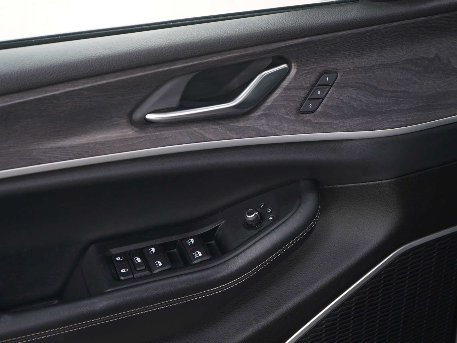 Used 2022  Jeep Limited image 23