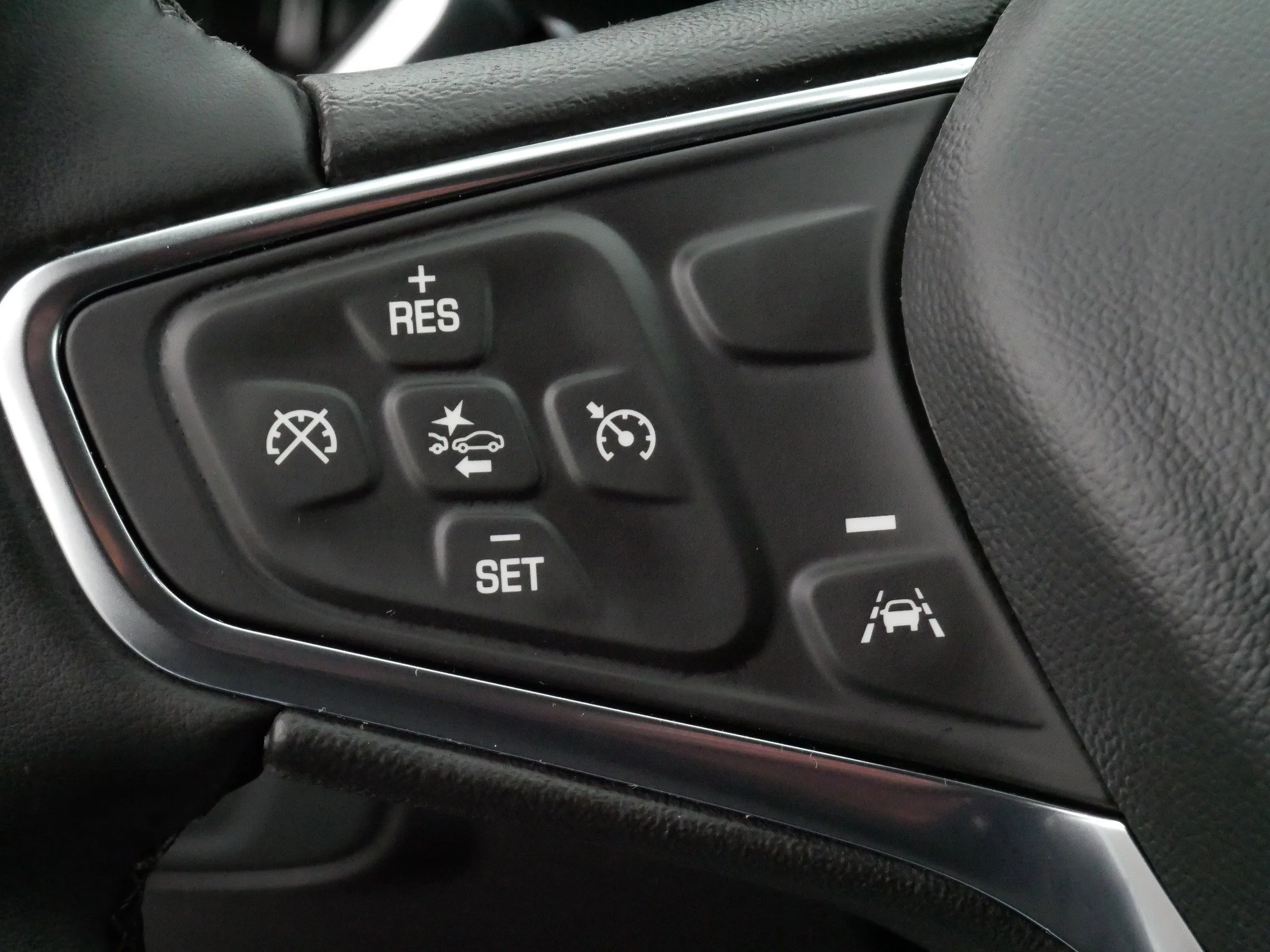 Used 2024 Summit White Chevrolet LT image 25