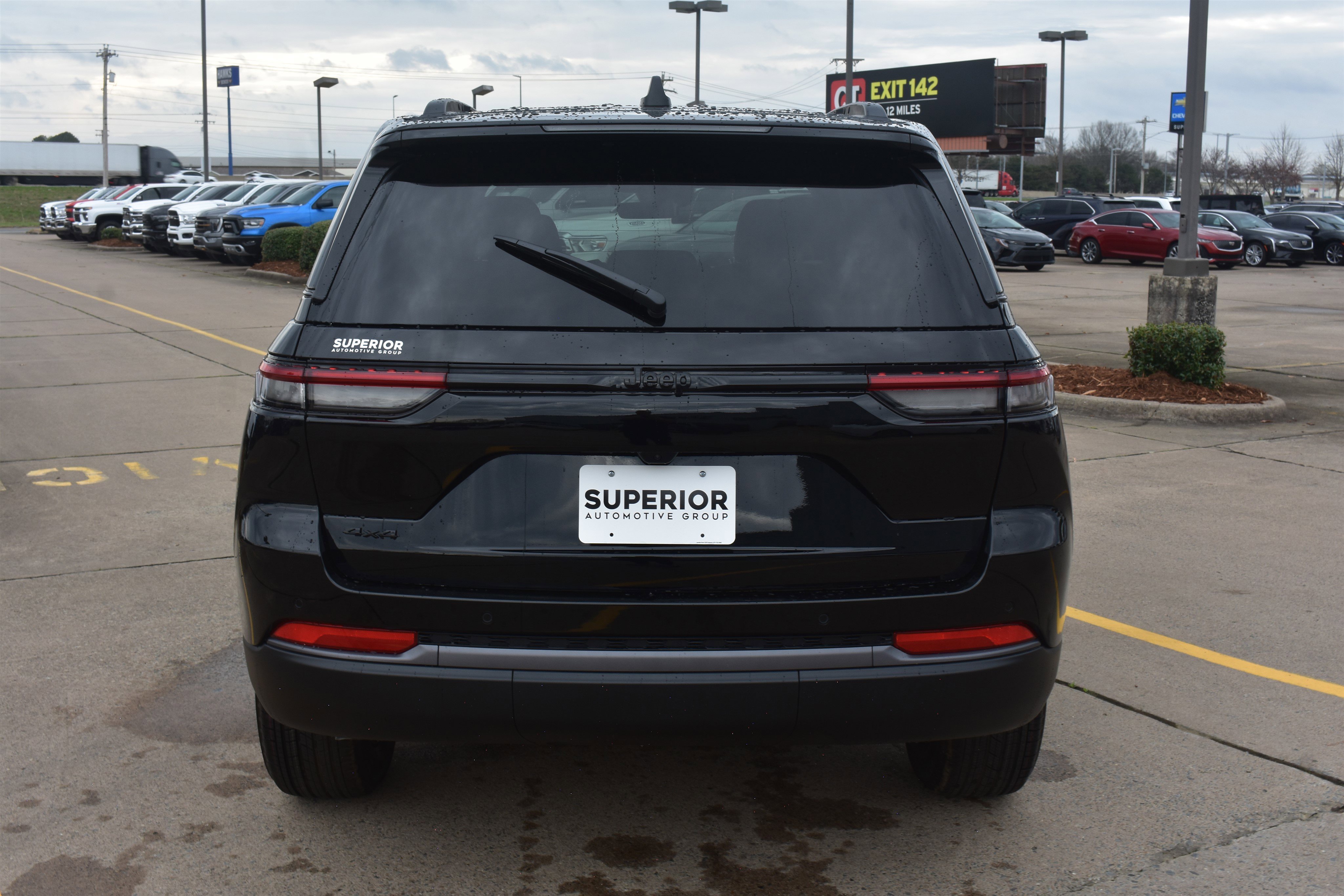 New 2026 Diamond Black Crystal Pearl-Coat Exterior Paint Jeep Laredo Altitude image 6