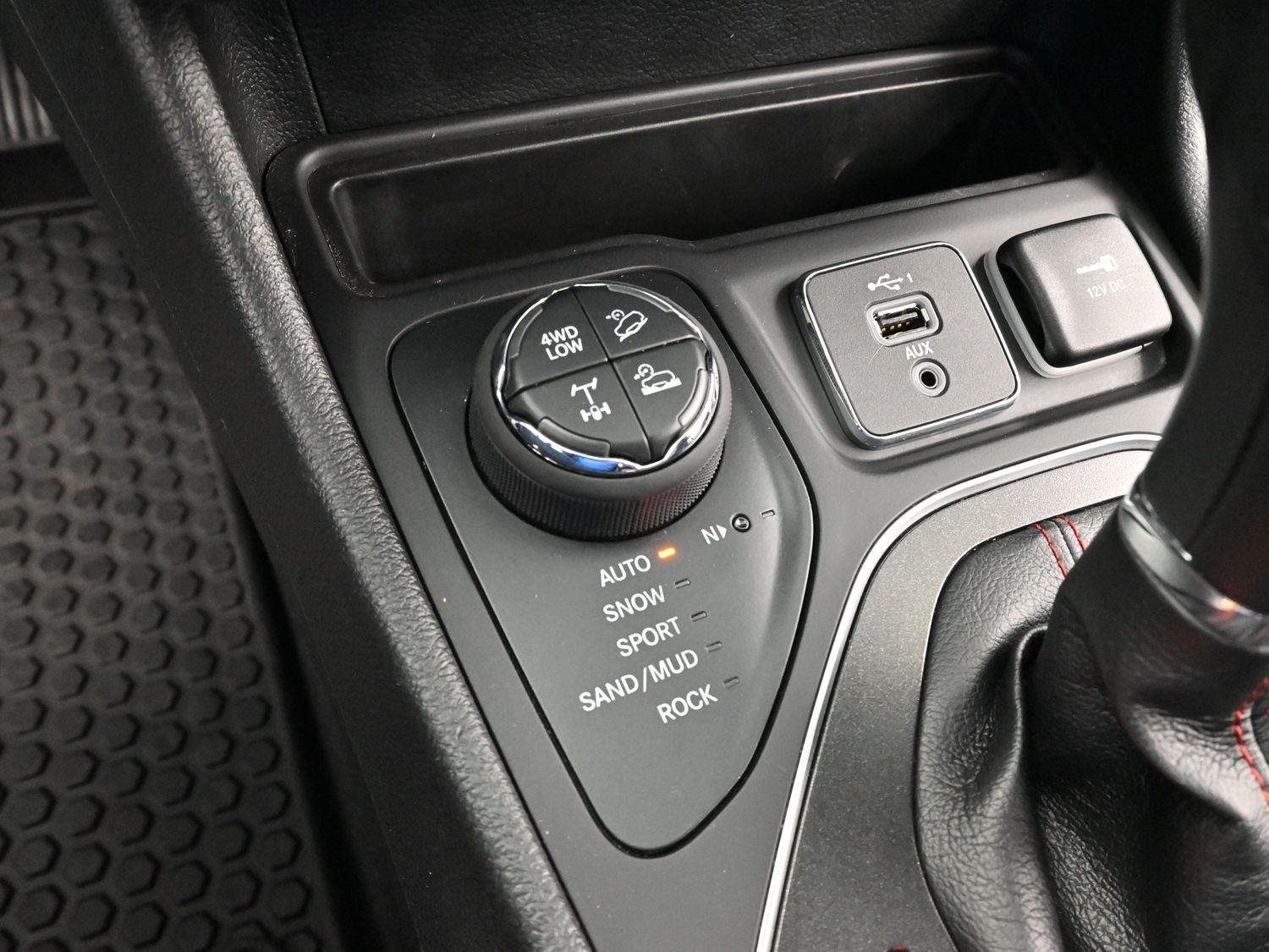 Used 2022 White Jeep Trailhawk image 23