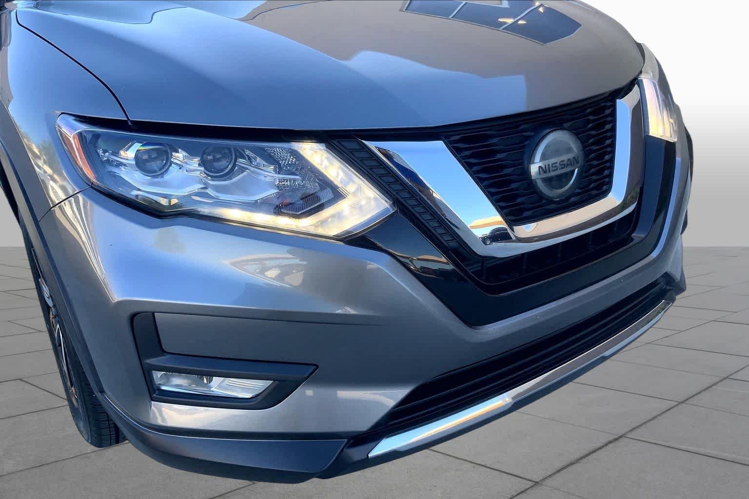 Used 2018 Gun Metallic Nissan SL image 32