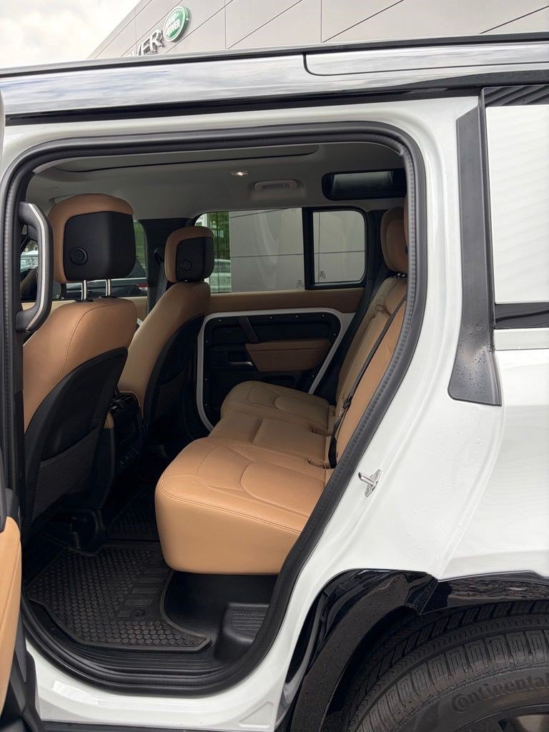 Used 2025 White Land Rover 110 P400 X-Dynamic SE image 15