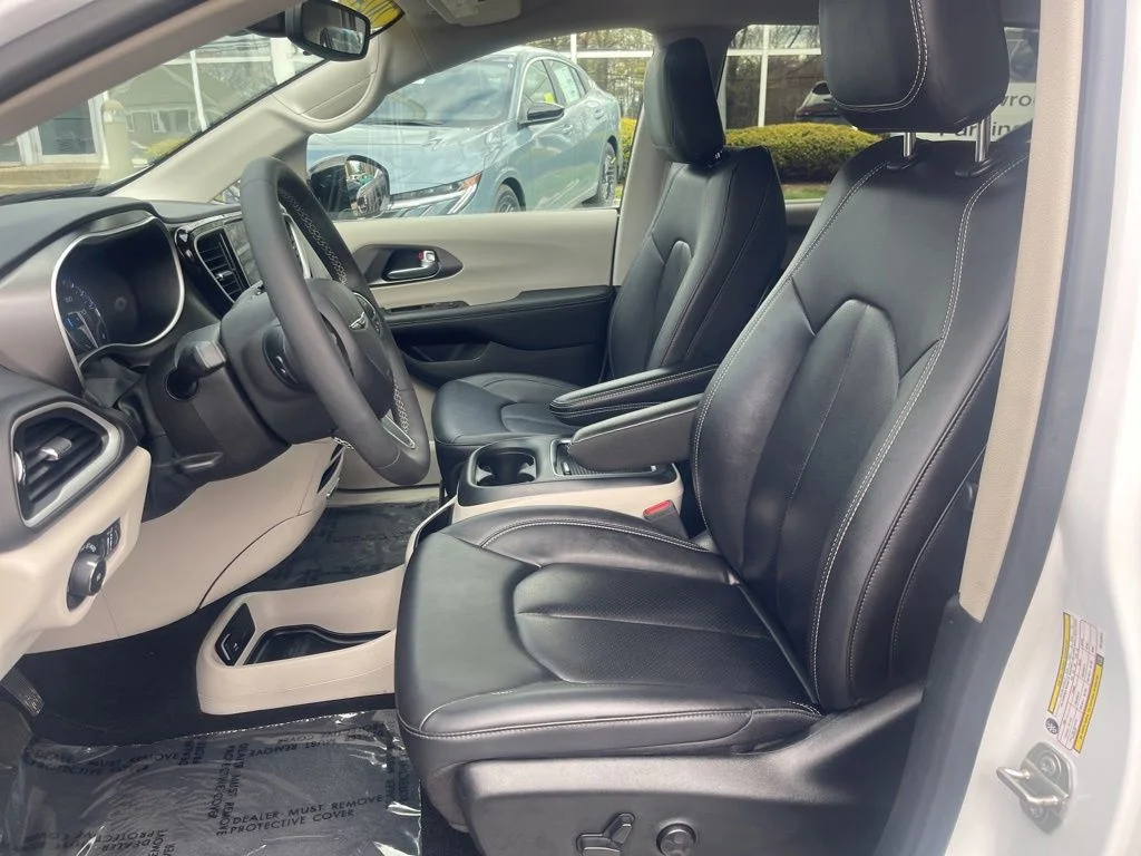 Used 2024 White Chrysler Touring L image 14