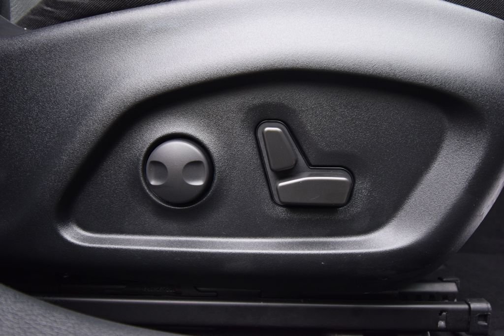 Used 2019 Granite Crystal Metallic Clearcoat Jeep Latitude image 25