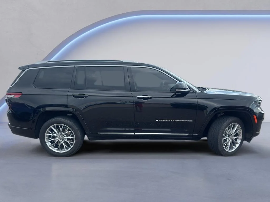 Used 2022 Diamond Black Crystal Pearlcoat Jeep Summit image 5