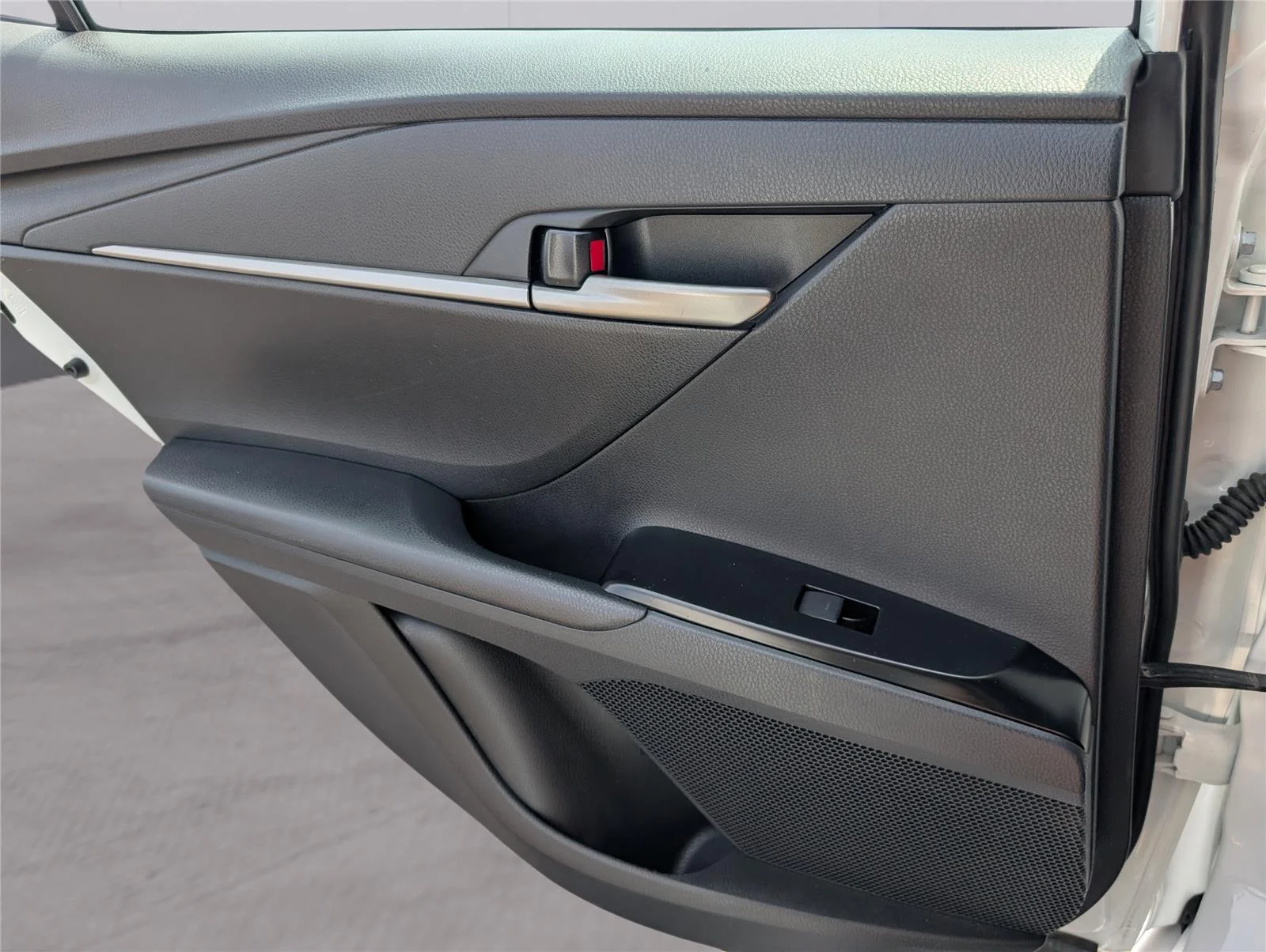 Used 2025 Ice Cap Toyota LE image 30