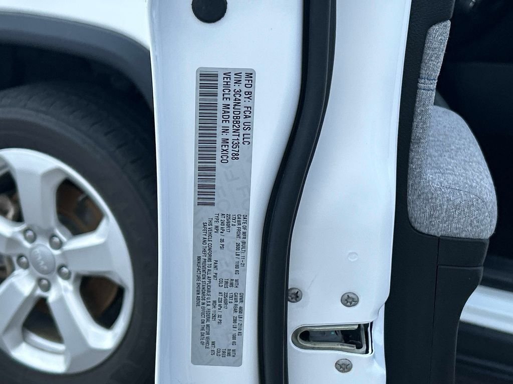 Used 2022 White Jeep Latitude image 9