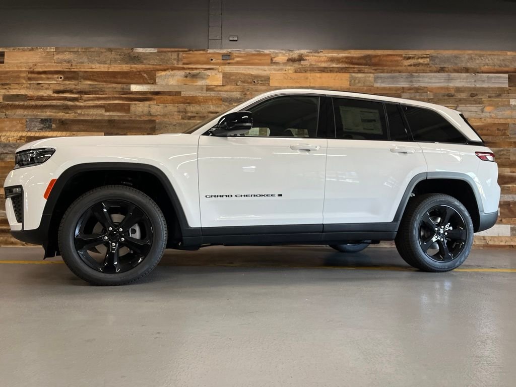 New 2026 Bright White Clear-Coat Exterior Paint Jeep Limited image 44