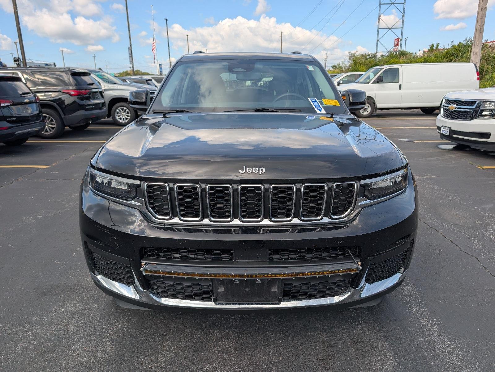 Used 2023 Diamond Black Crystal Pearlcoat Jeep Laredo image 2