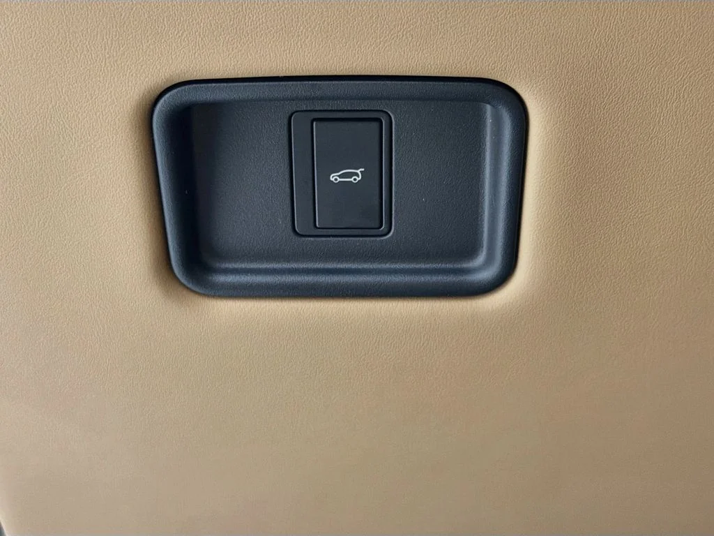 New 2026 Fuji White Land Rover SE image 10