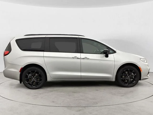 New 2026 Silver Mist Clearcoat Chrysler LIMITED AWD image 7