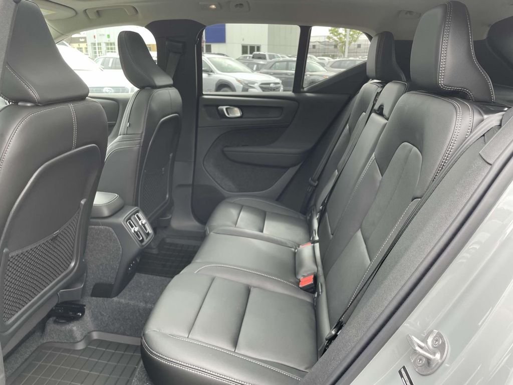2026 Volvo XC40 Plus - Photo 3