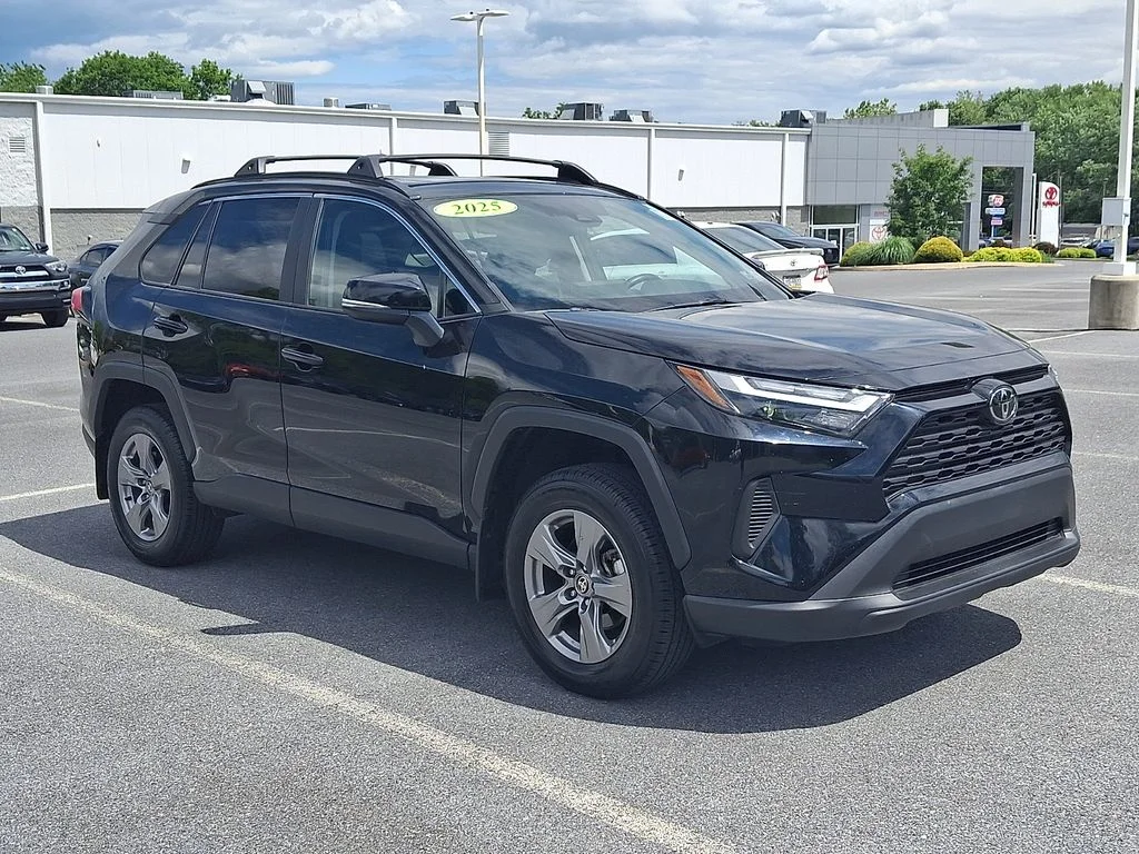 2025 Toyota RAV4 XLE - Photo 3