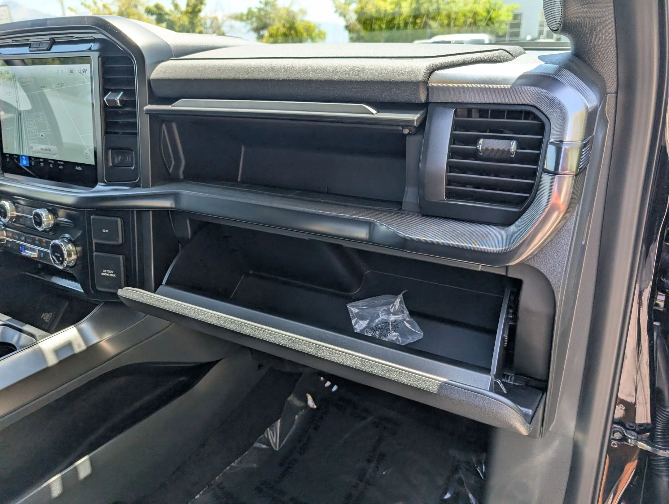 Used 2025 Black Metallic Ford LARIAT image 29