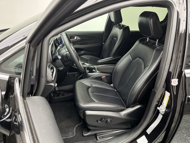 Used 2025 Diamond Black Crystal Pearlcoat Chrysler Select image 9