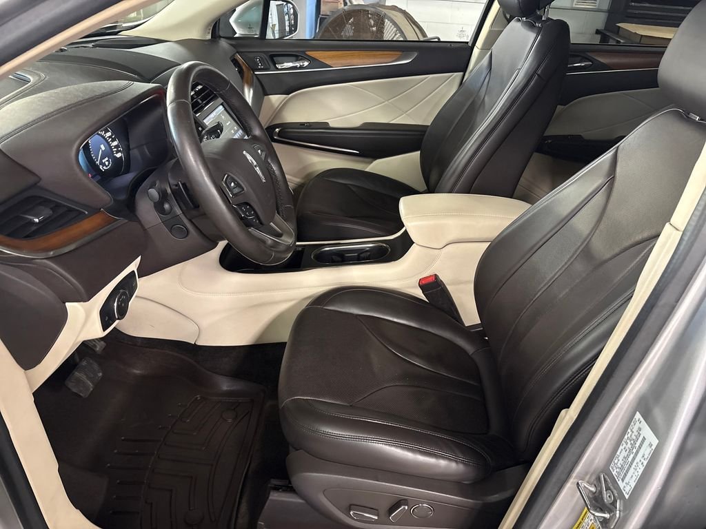 Used 2015 Silver Lincoln Base image 14