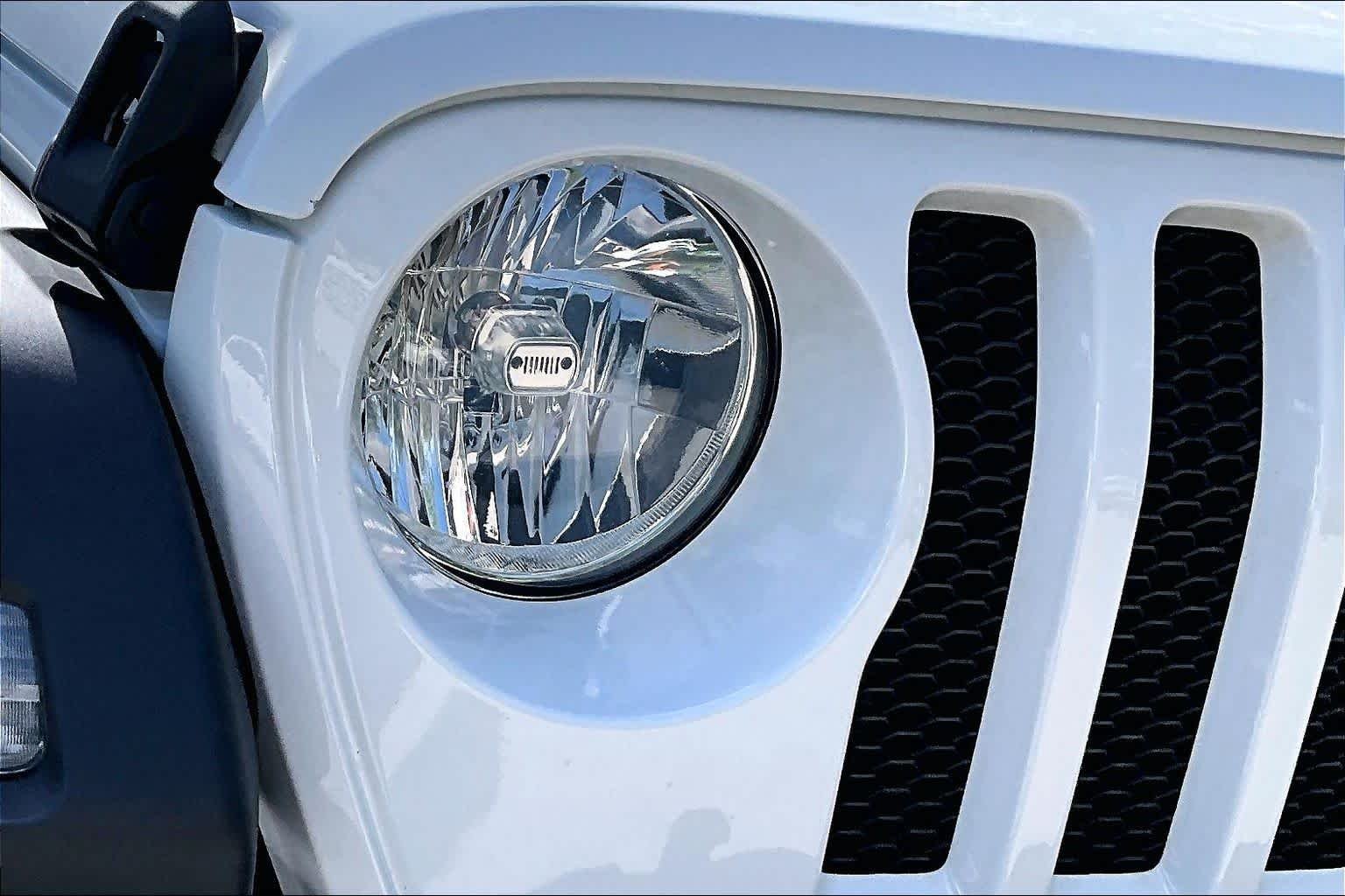 Used 2022 Bright White Clearcoat Jeep Sport image 27