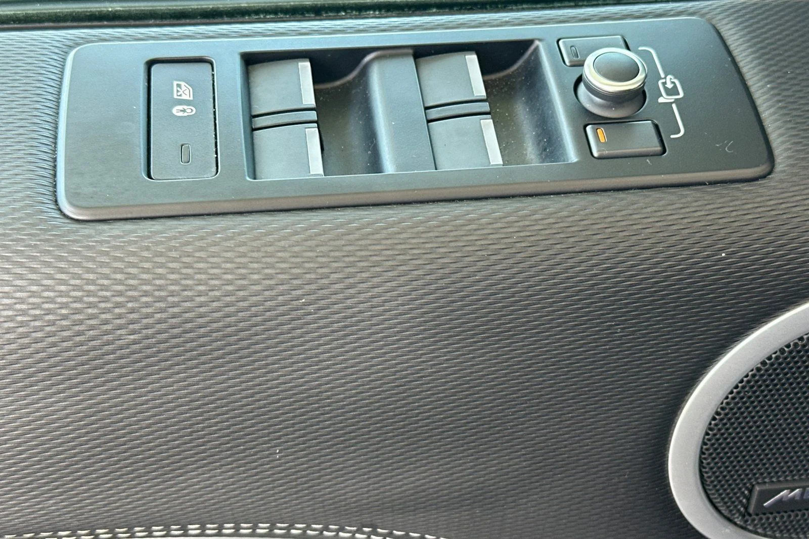 Used 2022  Land Rover S R-Dynamic image 13