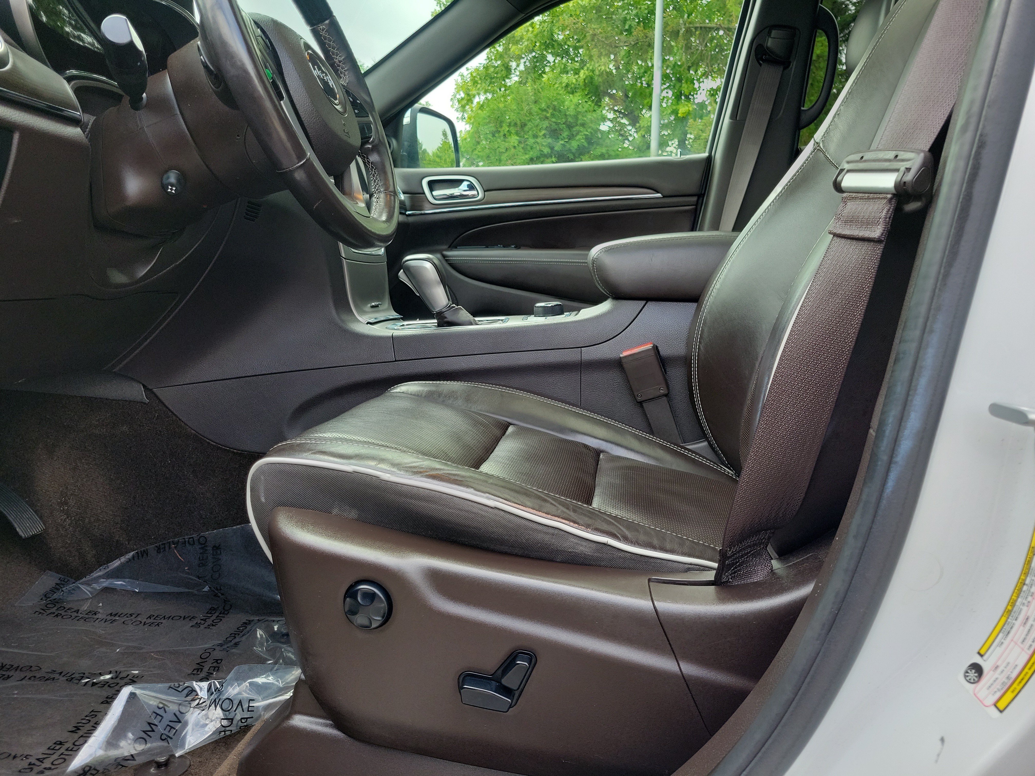 Used 2018 Ivory 3-Coat Jeep Overland image 16