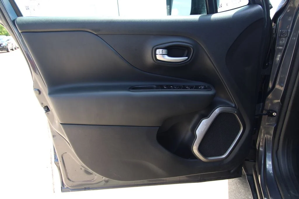 Used 2023 Gray Jeep Latitude image 39