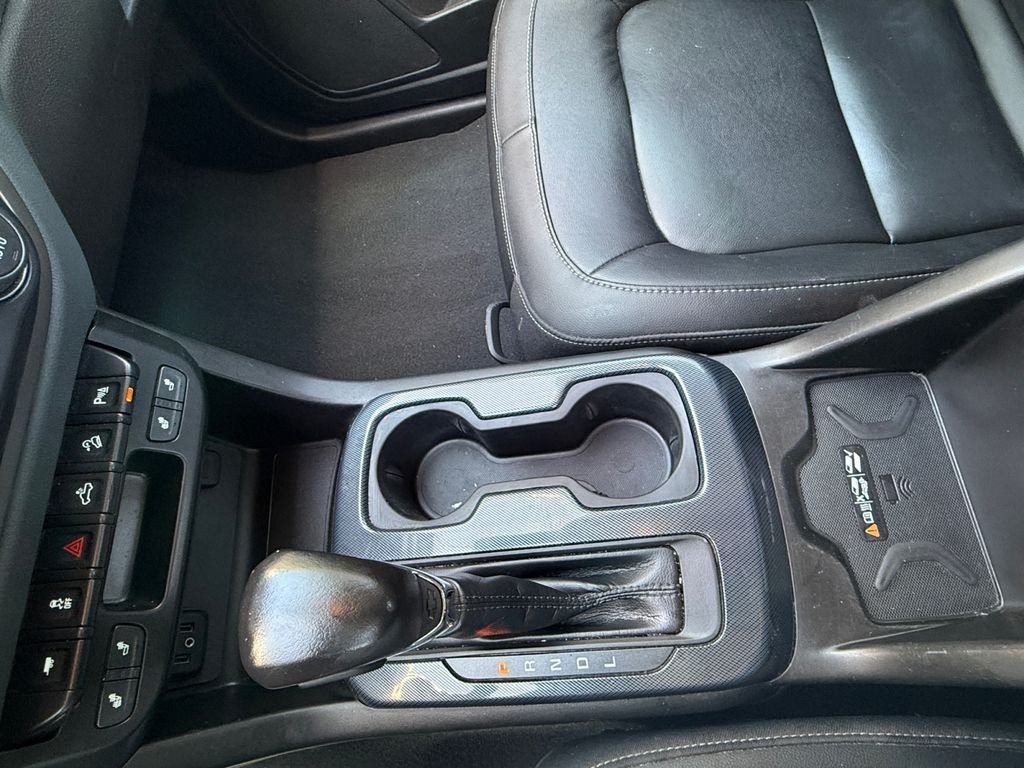Used 2022 White Chevrolet Z71 image 23