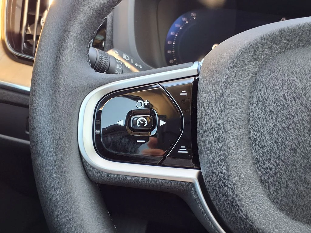 New 2026 Aurora Silver Volvo Plus image 23