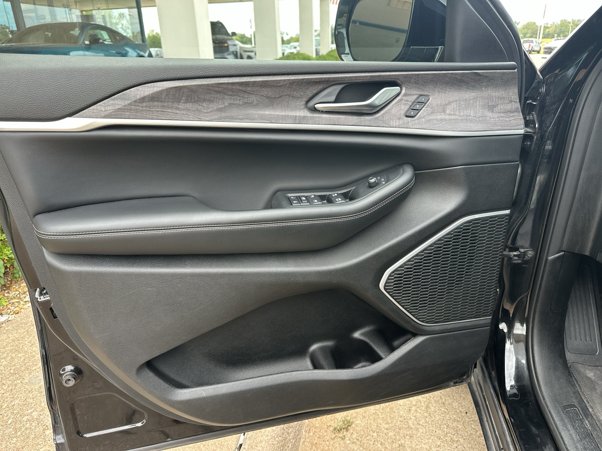 Used 2022 Diamond Black Crystal Pearlcoat Jeep Limited image 15
