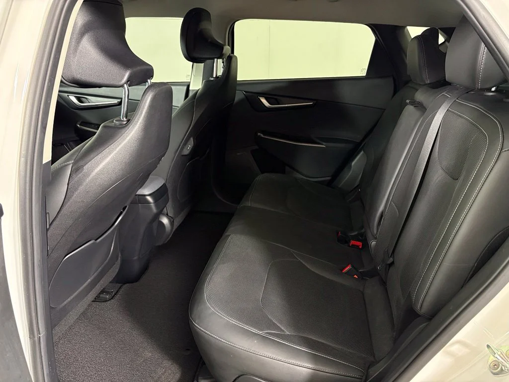 Used 2022 White Kia Wind image 37