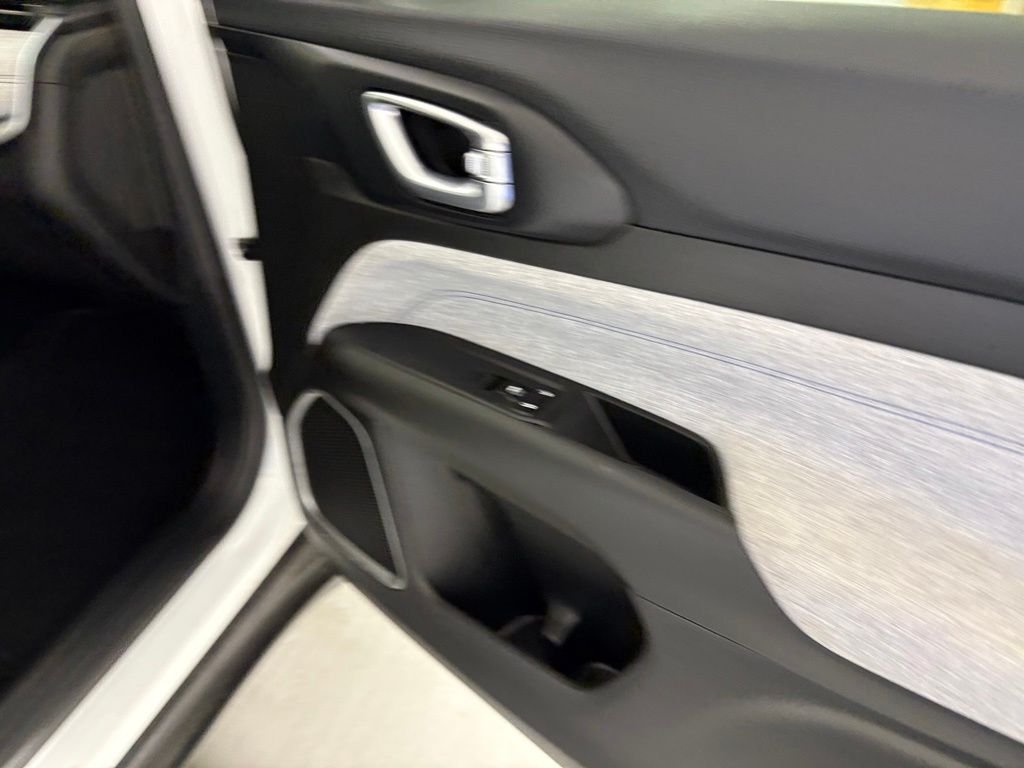 Used 2024 White Jeep Latitude image 39