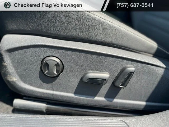 Used 2025 Platinum Gray Metallic Volkswagen 1.5T SE image 23
