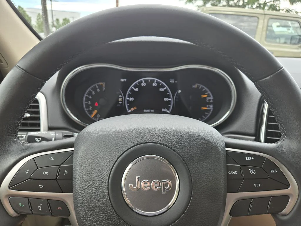 Used 2019 Diamond Black Jeep Limited image 17