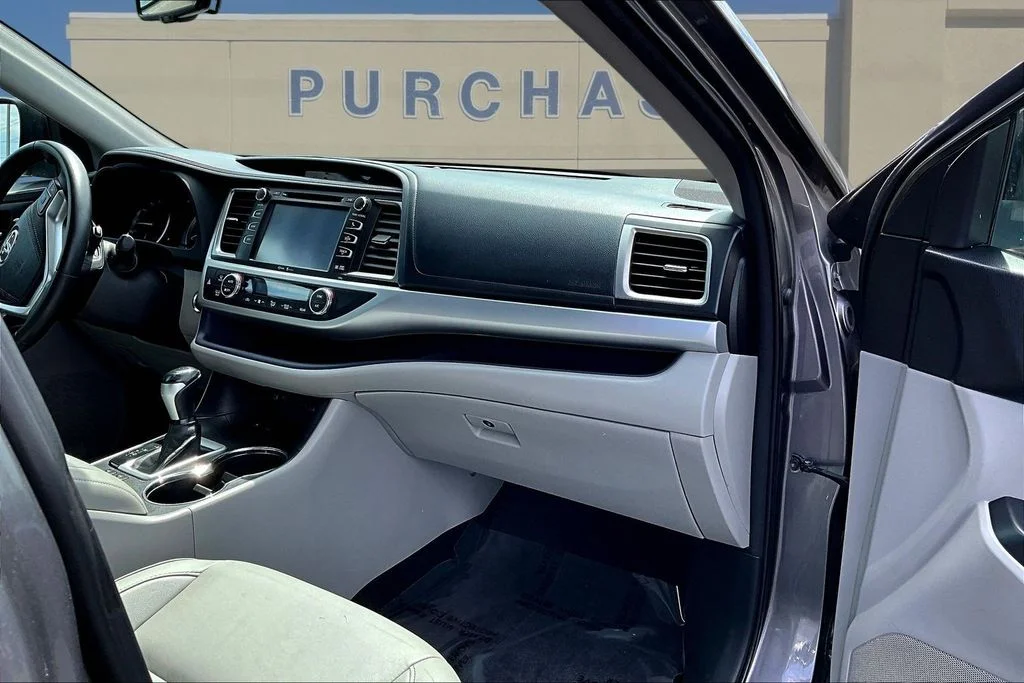 Used 2015 Predawn Gray Mica Toyota XLE V6 image 29