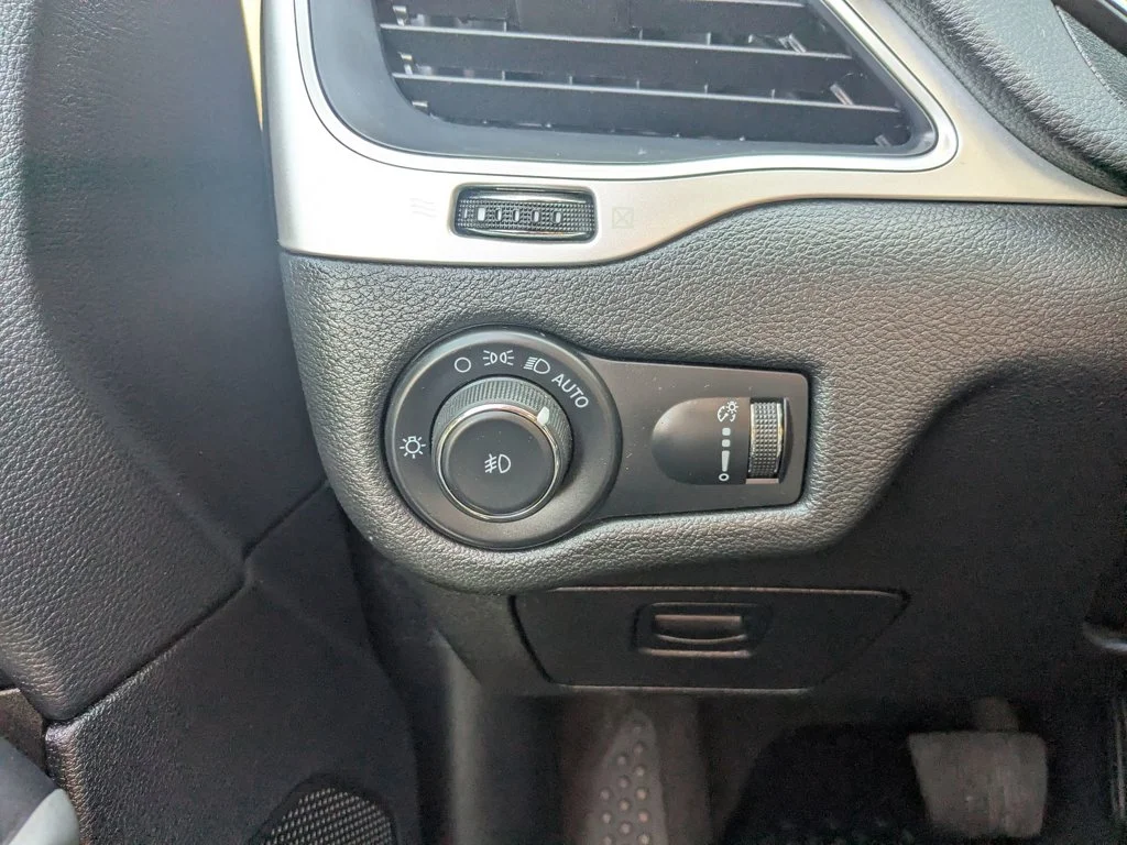 Used 2022 Bright White Clearcoat Jeep X image 19