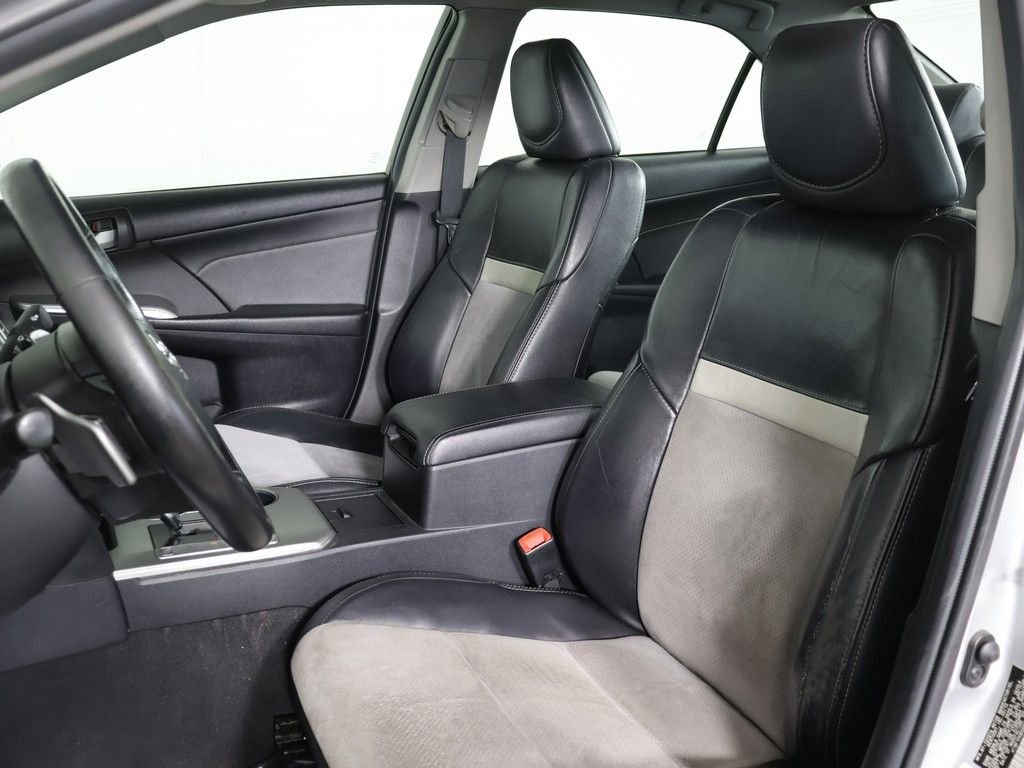 Used 2013 Silver Toyota SE image 25