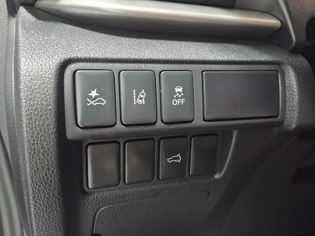 Used 2024 White Mitsubishi SEL image 30