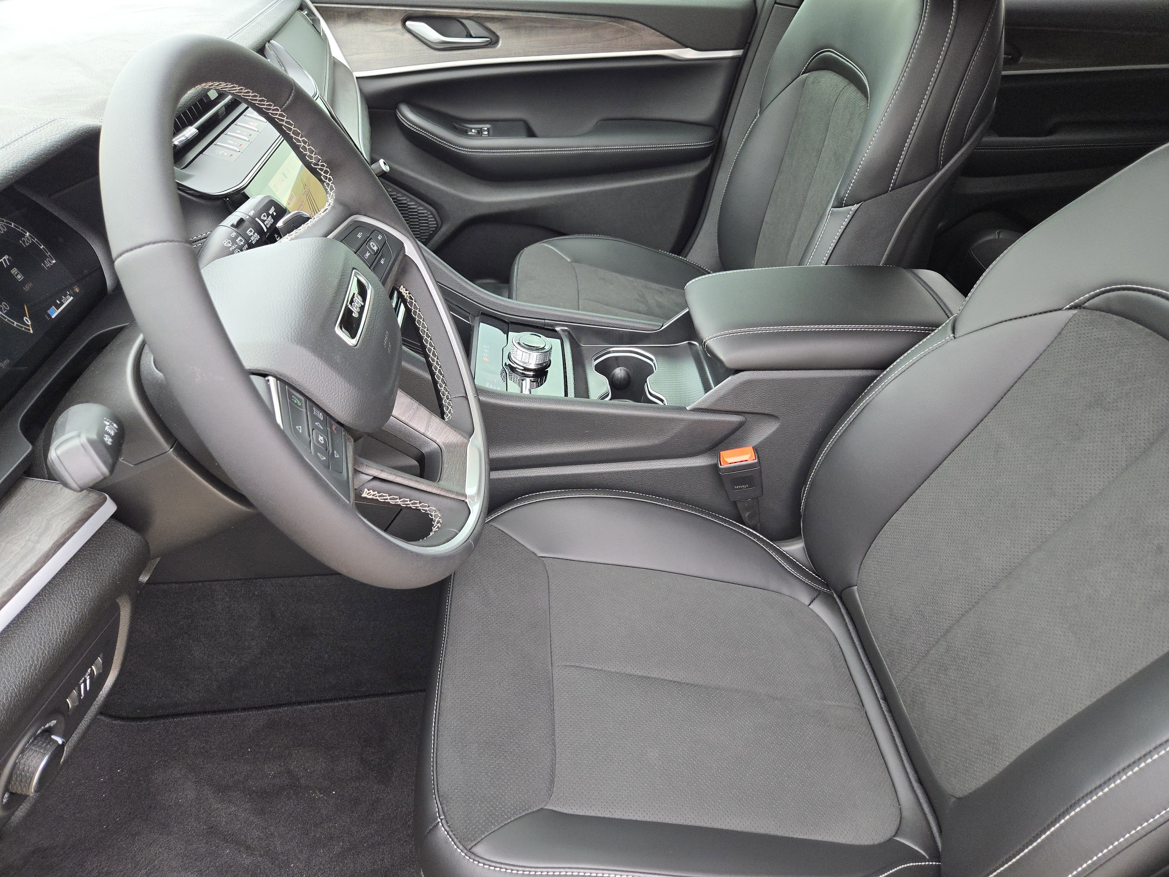 New 2026 Diamond Black Crystal Pearl-Coat Exterior Paint Jeep Laredo Altitude image 9