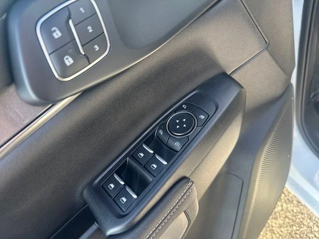 New 2025 Oxford White Ford LARIAT® image 18
