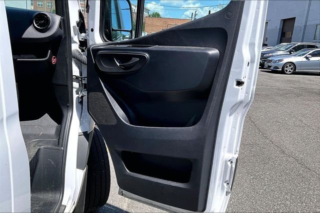 Used 2025  Mercedes-Benz Cargo 144 WB image 13