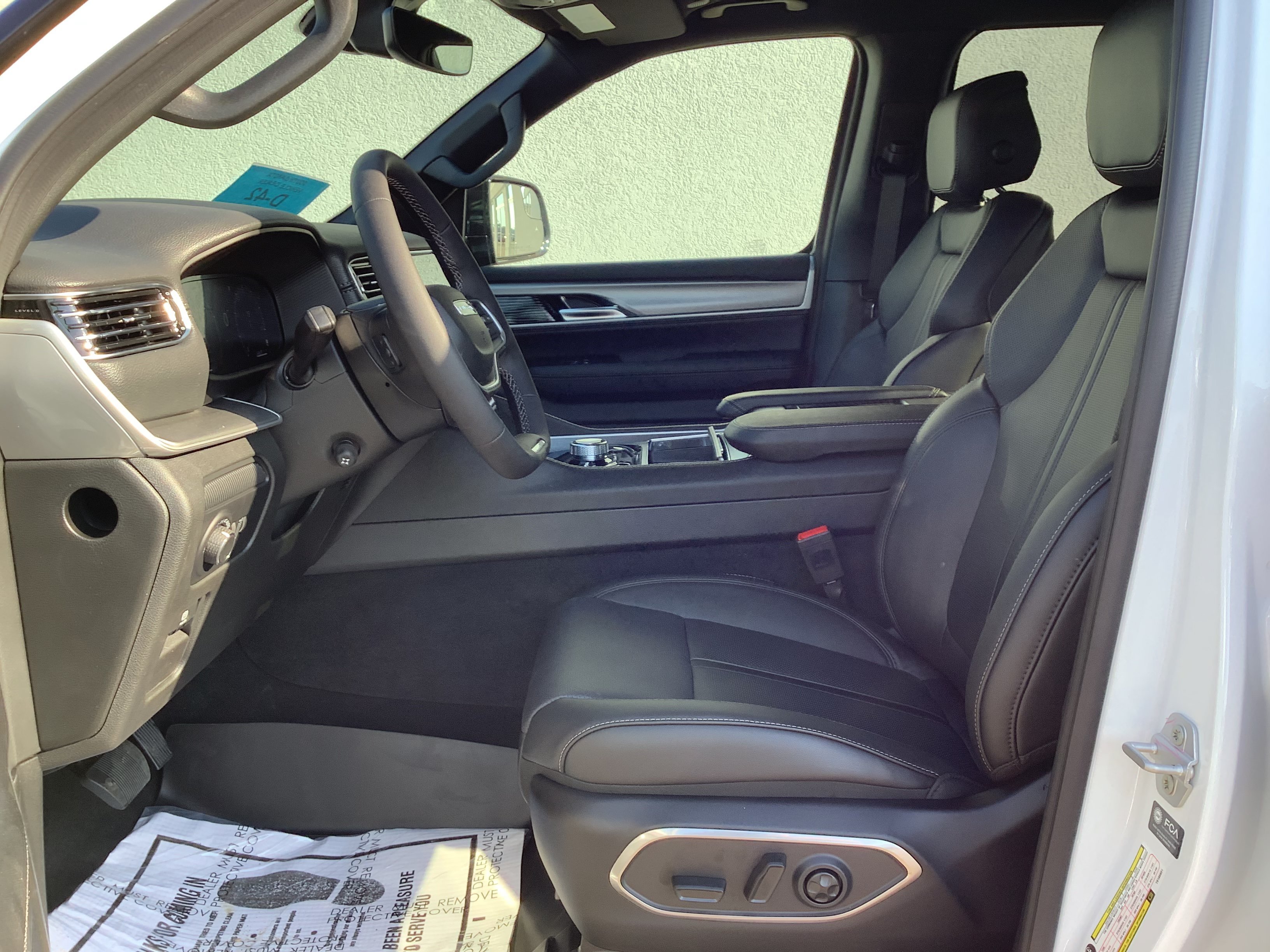 New 2026 Bright White Clear-Coat Exterior Paint Jeep Upland image 13