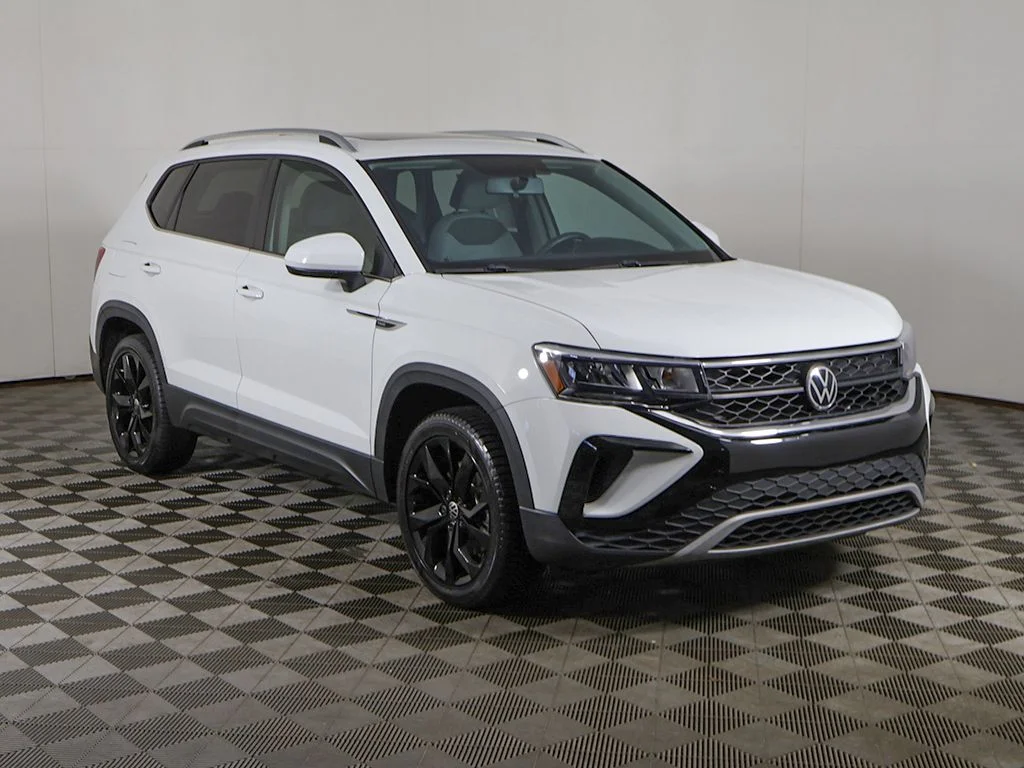 Used 2022 Volkswagen Taos SE with VIN 3VVTX7B23NM068430 for sale in Cleveland Heights, OH