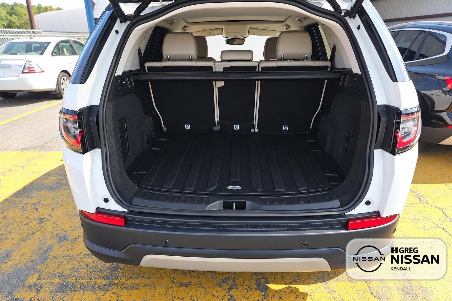 Used 2021 White Land Rover SE image 14