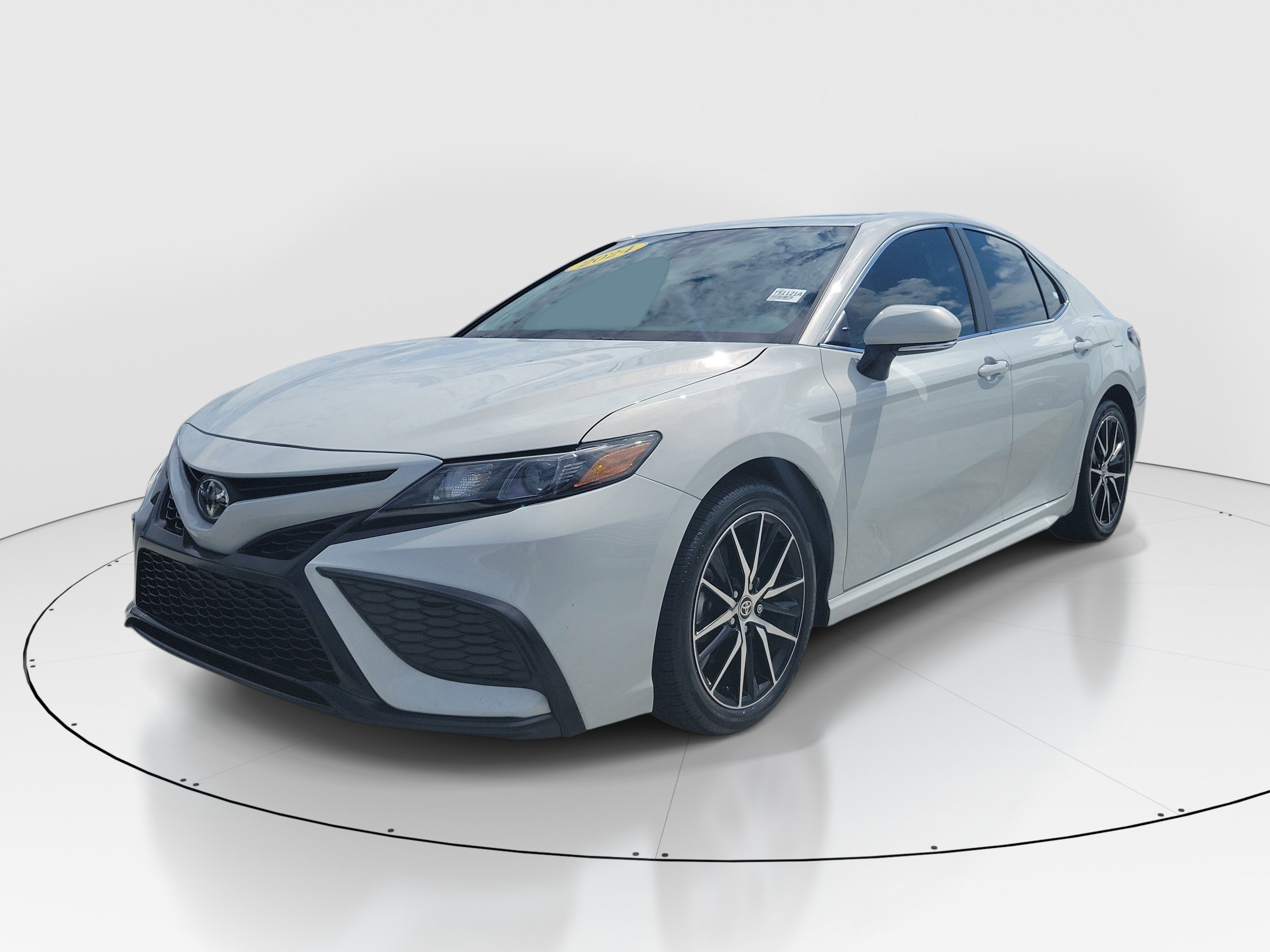 Used 2024 Ice Toyota SE image 3