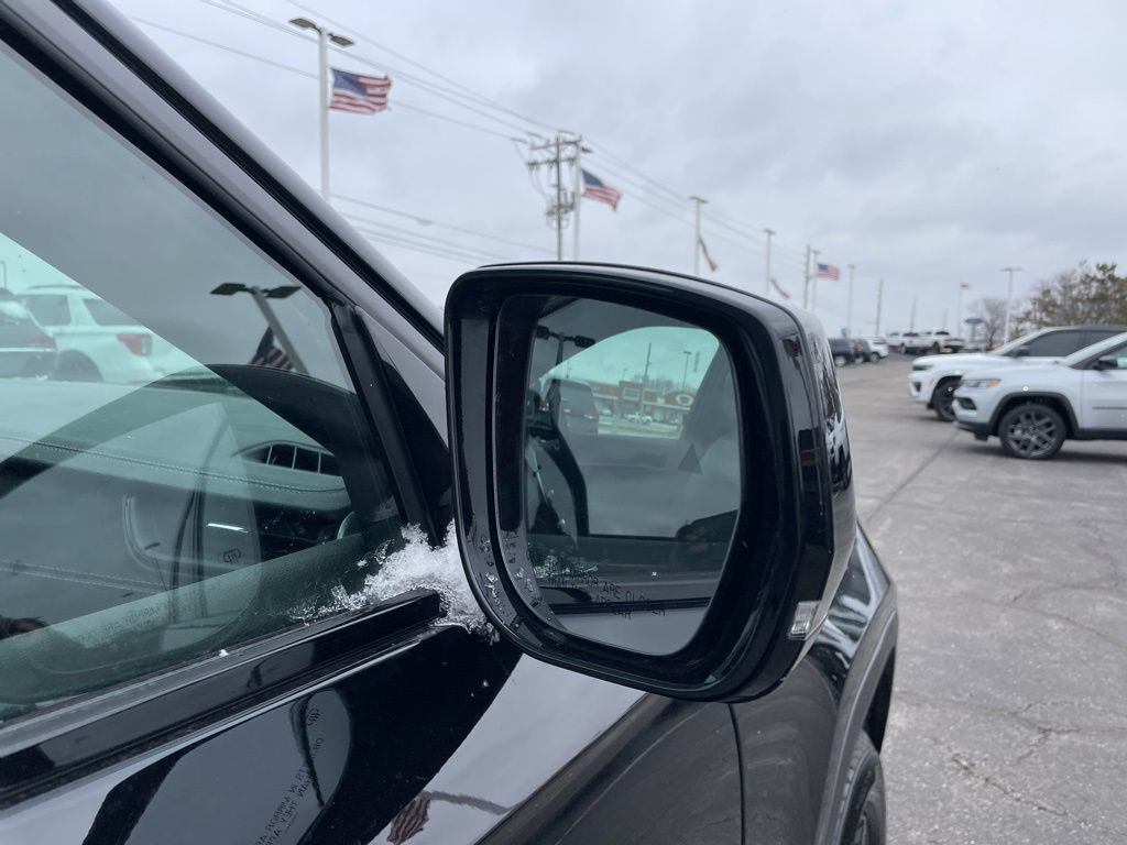New 2026 Diamond Black Crystal Pearl-Coat Exterior Paint Jeep Altitude image 14