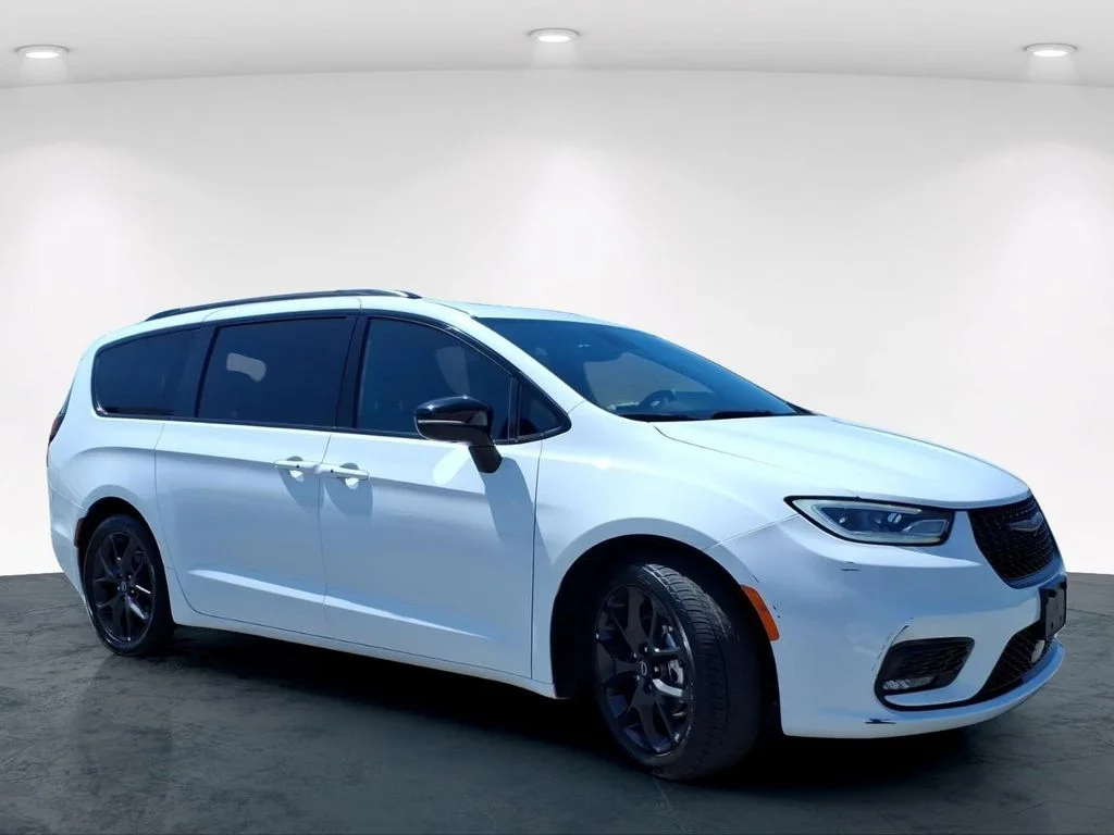 Used 2025 White Chrysler Limited image 4